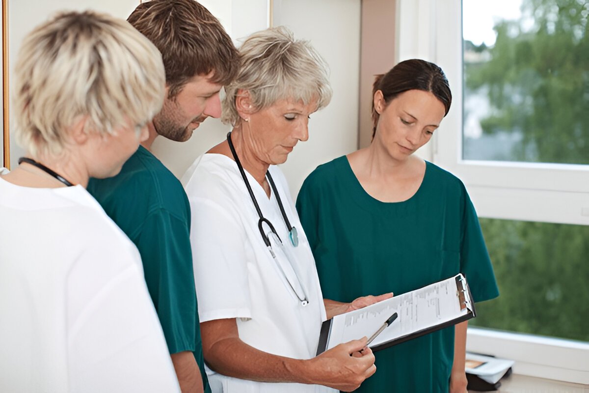 Attending physician guiding students during U.S. clinical rotation